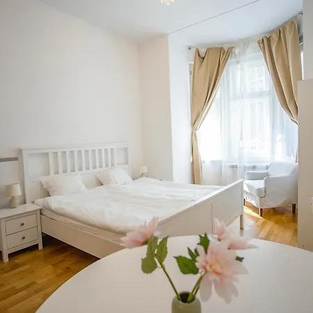 Bright Letna Apartment Prague